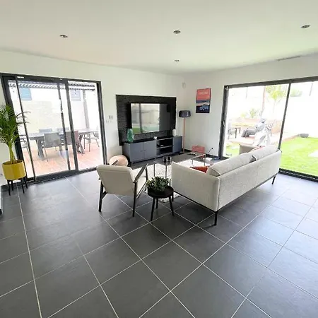 Contemporaine Avec Piscine Chauffée Proche Des Plages Villa