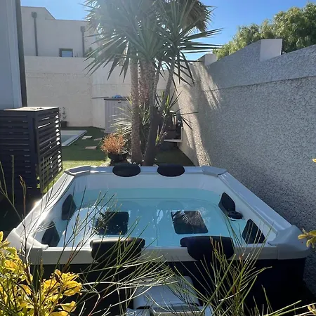Contemporaine Avec Piscine Chauffee Proche Des Plages Vila