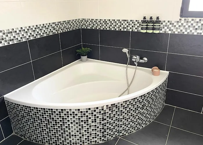 Contemporaine Avec Piscine Chauffee Proche Des Plages *